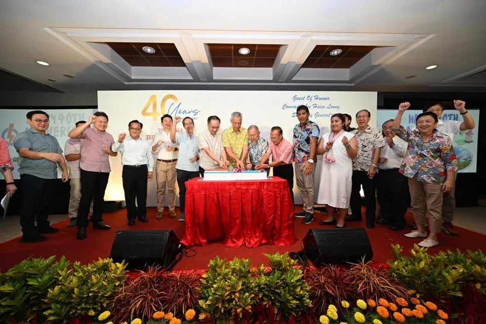 Menteri Kanan, Encik Lee Hsien Loong (lapan dari kiri) bersama anggota penasihat Ang Mo Kio dan rakan seperjuangan dahulu dan sekarang menyambut ulang ke-40 cabang Parti Tindakan Rakyat (PAP) Teck Ghee.