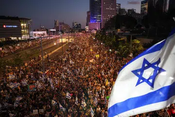 Israel dicengkam ketegangan kian memuncak apabila dianggarkan 500,000 penunjuk perasaan mengadakan bantahan besar-besaran pada 1 September susulan penemuan enam mayat tebusan di Gaza.