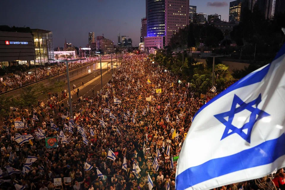 Israel dicengkam ketegangan kian memuncak apabila dianggarkan 500,000 penunjuk perasaan mengadakan bantahan besar-besaran pada 1 September susulan penemuan enam mayat tebusan di Gaza.