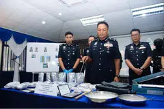 Ketua Polis Melaka, Datuk Dzulkhairi Mukhtar (depan), menunjukkan barang rampasan kes sindiket pelbagai jenis dadah di Melaka.