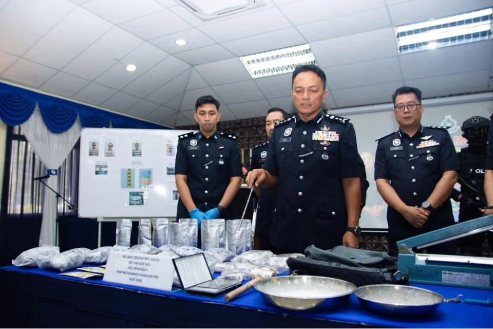 Ketua Polis Melaka, Datuk Dzulkhairi Mukhtar (depan), menunjukkan barang rampasan kes sindiket pelbagai jenis dadah di Melaka.