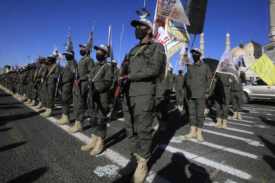 Anggota bersenjata Houthi menyertai perhimpunan sebagai lambang perpaduan dengan rakyat Lebanon  dan Palestin di Sana’a, Yaman, pada 4 Oktober.