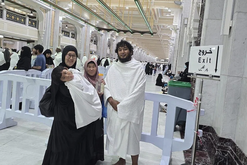 Encik Fadli Abdullah (kanan) mengerjakan umrah bersama isterinya, Cik Mai Zhang (kiri), anaknya, Imaan Fadli, dan ibu mentuanya, Cik Ni’mat Wang di Makkah, Arab Saudi.