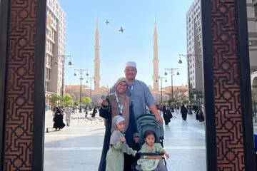 Encik Sallahuddin Yahya dan Cik Nur Fadhilah Sanib melaksanakan umrah bersama dua anak mereka, (dari kiri) Nur Safiyyah Sallahuddin dan Nur Khalisah Sallahuddin pada 2023.