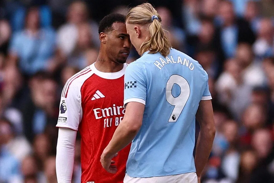 Pemain pertahanan Arsenal, Gabriel Magalhaes (kiri), bertelingkah dengan penyerang Manchester City, Erling Haaland, dalam aksi Liga Perdana England (EPL) di Stadium Etihad, Manchester, pada 19 April.