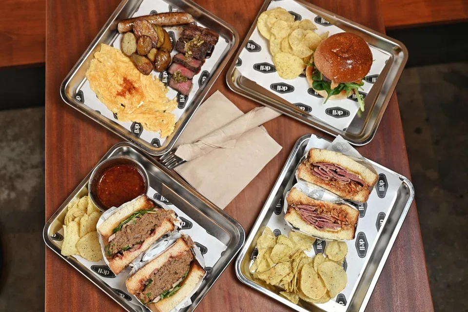 (Dari kiri, ikut putaran jam) Hidangan Butcher’s Breakfast, Ayam Percik Burger, sandwic Reuben dan Lamb Birria adalah antara hidangan yang mesti dicuba. 