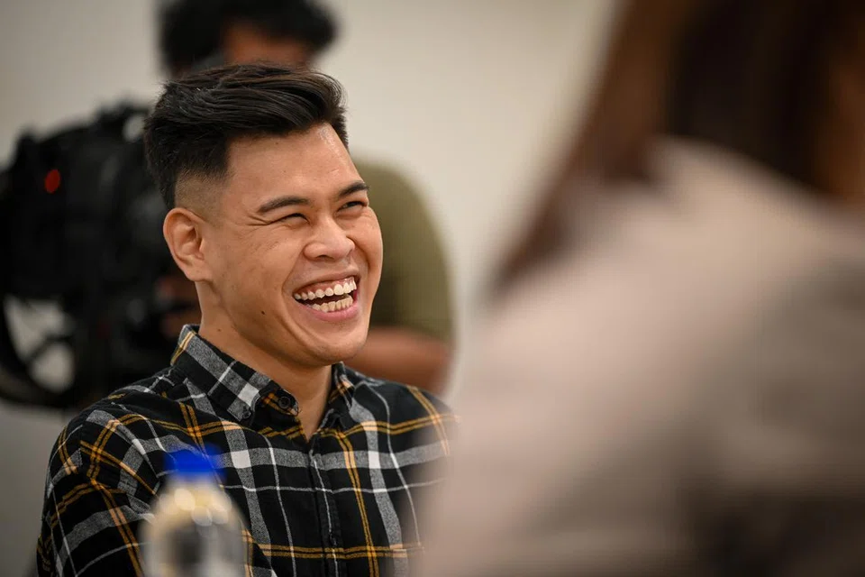 TERSENYUM LEBAR: Beginilah reaksi Encik Asraf Ghazali selepas menonton video yang dihasilkan TTSH, menunjukkan perjalanannya kembali berdiri lalu berjalan sepanjang beberapa bulan semasa satu sidang akhbar pada Selasa.