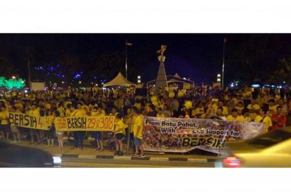 Orang ramai, kebanyakannya memakai kemeja-T berwarna kuning, berhimpun di Dataran Batu Pahat dalam perhimpunan yang disifatkan sebagai permulaan demonstrasi Bersih 4.0 yang dirancang di Kuala Lumpur hujung minggu ini. Gambar The Star