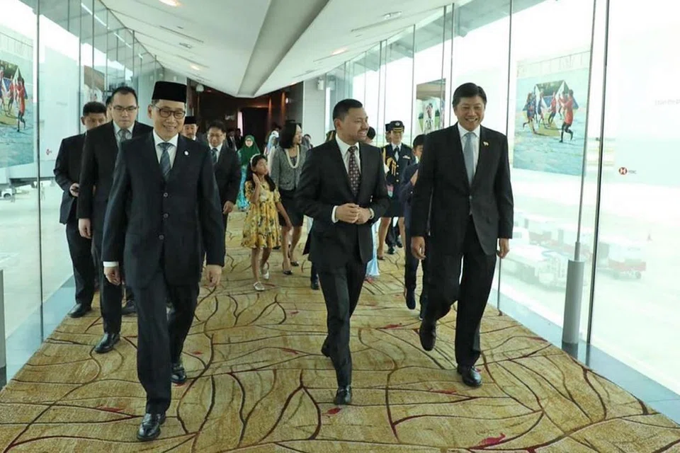KUNJUNGAN KE SINGAPURA: Putera Haji Al-Muhtadee Billah, Putera Mahkota Brunei yang juga Menteri Kanan di Pejabat Perdana Menteri Brunei (dua dari kanan) tiba di Singapura bagi Program Pemimpin Muda (YLP) keenam, dan disambut oleh Menteri di Pejabat Perdana Menteri Ng Chee Meng (paling kanan). - Foto MFA