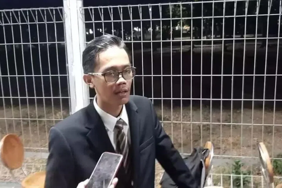 Encik Almas Tsaqibbirru mencetuskan kontroversi kerana telah menyaman Encik Gibran Rakabuming Raka dengan dakwaan beliau gagal menunaikan kewajipannya sebagai Datuk Bandar Solo.