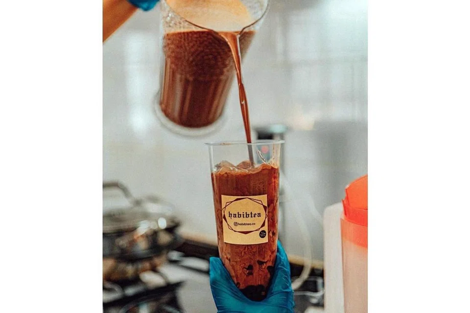 IKUT CITA RASA: Afrah mengusahakan bisnes 'bubble tea' Arab, Habibtea, sebagai menjunjung warisan budaya Arab dalam keluarganya serta bagi memenuhi cita rasanya terhadap 'bubble tea'. - Foto HABIBTEA