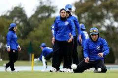 Firooza Amiri (depan, dua dari kanan) dan kapten pasukan, Nahida Sapan (kanan) yang membentuk sebahagian daripada pasukan kriket wanita Afghanistan, menjalani latihan memanaskan badan sebelum menentang pasukan Cricket Without Borders, di Melbourne, Australia, pada 30 Januari.