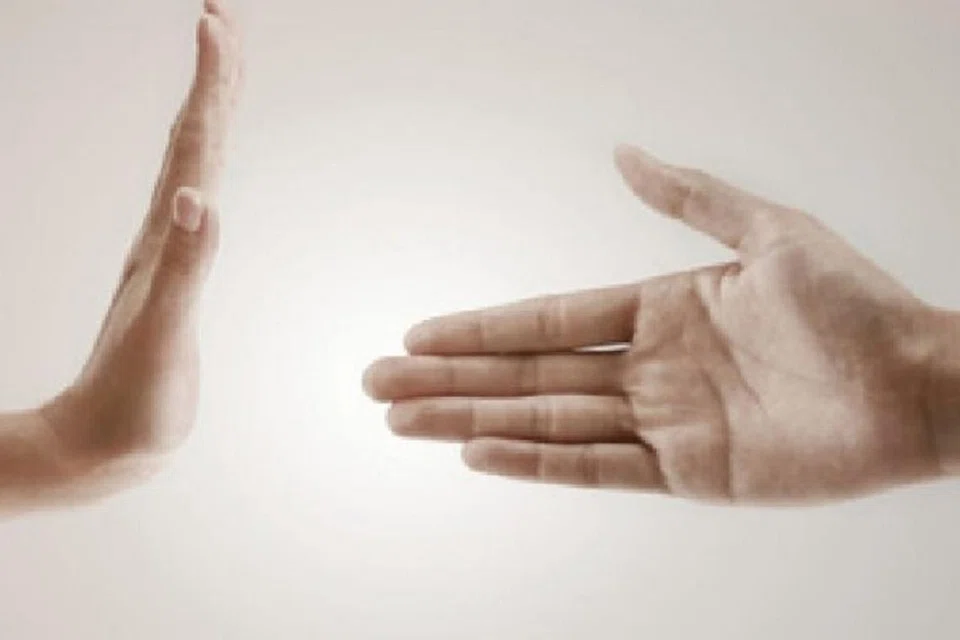 SALING MENGINGATI: Katakan tidak kepada huluran tangan untuk bersalaman. Ingatlah jika kita bersalaman dan berdakapan, mungkin kita membahayakan orang lain. Atau kemungkinan, orang itu membahayakan kita. - Foto TRIBUNE