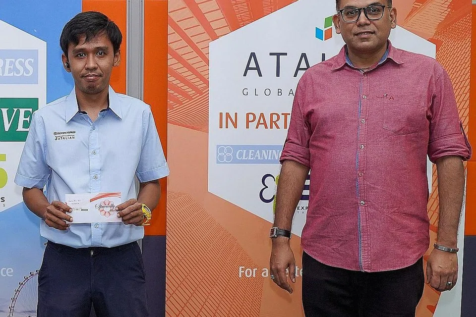 SUMBANGAN DIHARGAI: Encik Zainudin (kiri) bersama pengurus besar kanan Cleaning Express Pte Ltd (Atalian Global Services Singapore), Encik Mujib Rahman Yusof, diiktiraf syarikatnya baru-baru ini atas kerja cemerlang yang dijalankannya. - Foto Cleaning Express Pte Ltd (ATALIAN Global Services Singapore)