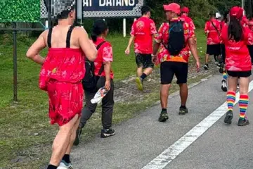 Sebahagian tangkap layar insiden lelaki berpakaian menjolok mata pada acara Larian Antarabangsa Pan Asia 2024 di Kota Tinggi, Johor, pada 4 Oktober lalu yang cetuskan kontroversi.