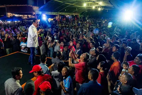 BERI CERAMAH: Perdana Menteri, Datuk Seri Anwar Ibrahim berucap kepada penoton yang menghadiri acara Jelajah Perpaduan Madani Alor Setar di Alor Mengkudu, Kedah pada Sabtu.
