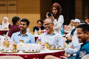 IFTAR ROSES OF PEACE: Encik Masagos bersama pengasas Roses of Peace, Encik Mohamed Irshad, tertawa semasa mendengar pantun yang disampaikan Ustazah Liyana secara spontan.