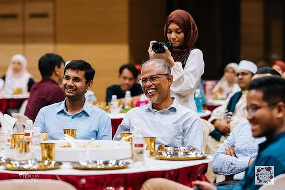 IFTAR ROSES OF PEACE: Encik Masagos bersama pengasas Roses of Peace, Encik Mohamed Irshad, tertawa semasa mendengar pantun yang disampaikan Ustazah Liyana secara spontan.