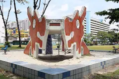 TAMAN PERMAINAN IKON: Taman permainan naga ini antara taman permainan rekaan yang masih kekal di Singapura. Taman di Lorong 6 Toa Payoh yang dibina pada 1979 ini menjadi ikon reka bentuk Singapura. - Foto-foto NUR HUMAIRA SAJAT