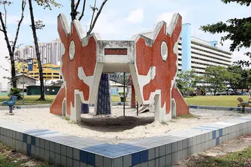 TAMAN PERMAINAN IKON: Taman permainan naga ini antara taman permainan rekaan yang masih kekal di Singapura. Taman di Lorong 6 Toa Payoh yang dibina pada 1979 ini menjadi ikon reka bentuk Singapura. - Foto-foto NUR HUMAIRA SAJAT