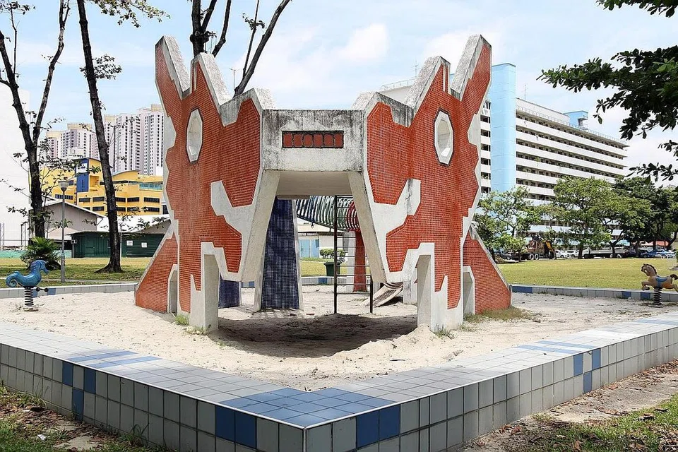 TAMAN PERMAINAN IKON: Taman permainan naga ini antara taman permainan rekaan yang masih kekal di Singapura. Taman di Lorong 6 Toa Payoh yang dibina pada 1979 ini menjadi ikon reka bentuk Singapura. - Foto-foto NUR HUMAIRA SAJAT