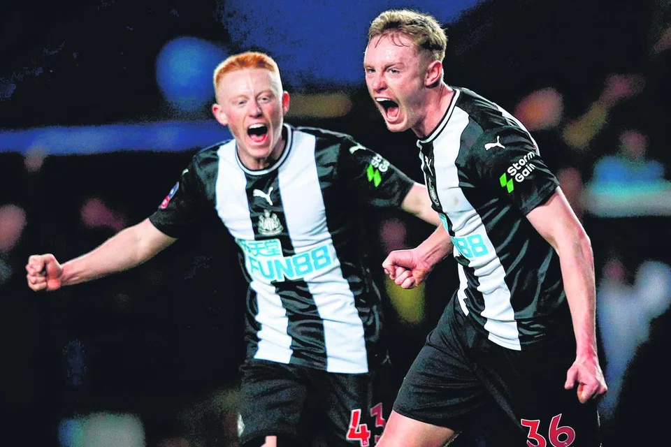 TIDAK TERDUGA: Pemain Newcastle United, Sean Longstaff (kanan) berkata kejayaan kelab itu melayakkan diri ke Liga Juara-Juara Eropah adalah sesuatu yang tidak dapat dibayangkan hanya dua musim lalu.  