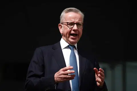 KETERLALUAN: Menteri Perumahan Britain, Encik Michael Gove, minta maaf kepada rakyat Britain berhubung rakaman video pesta melibatkan bekas perdana menteri, Encik Boris Johnson, semasa larangan berhimpun Covid-19. 