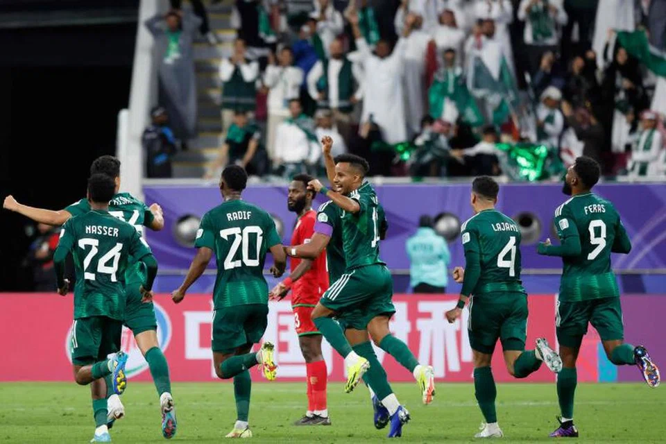 GOL LEWAT: Pemain Arab Saudi (jersi hijau) meraikan kemenangan 2-1 mereka ke atas Oman dalam aksi pembukaan Kumpulan F Piala Asia di Stadium Antarabangsa Khalifa pada 16 Januari. 