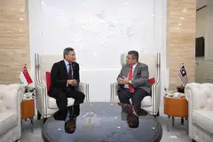 GANTUNG TUNTUTAN: Menteri Ehwal Luar, Dr Vivian Balakrishnan (kiri) dan rakan sejawatnya, Datuk Saifuddin Abdullah, bersetuju menggantung pelaksanaan had pelabuhan bertindih mereka yang masing-masing berkuatkuasa sebelum 25 Oktober 2018 dan 6 Disember. - Foto FACEBOOK SAIFUDDIN ABDULLAH