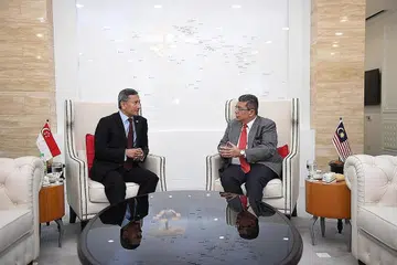 GANTUNG TUNTUTAN: Menteri Ehwal Luar, Dr Vivian Balakrishnan (kiri) dan rakan sejawatnya, Datuk Saifuddin Abdullah, bersetuju menggantung pelaksanaan had pelabuhan bertindih mereka yang masing-masing berkuatkuasa sebelum 25 Oktober 2018 dan 6 Disember. - Foto FACEBOOK SAIFUDDIN ABDULLAH