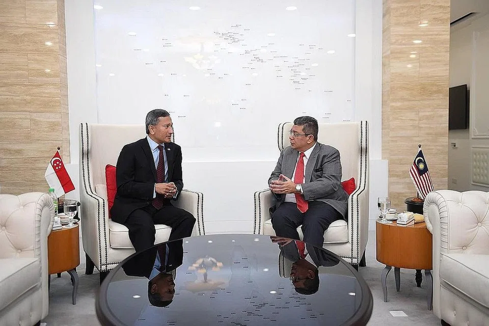 GANTUNG TUNTUTAN: Menteri Ehwal Luar, Dr Vivian Balakrishnan (kiri) dan rakan sejawatnya, Datuk Saifuddin Abdullah, bersetuju menggantung pelaksanaan had pelabuhan bertindih mereka yang masing-masing berkuatkuasa sebelum 25 Oktober 2018 dan 6 Disember. - Foto FACEBOOK SAIFUDDIN ABDULLAH