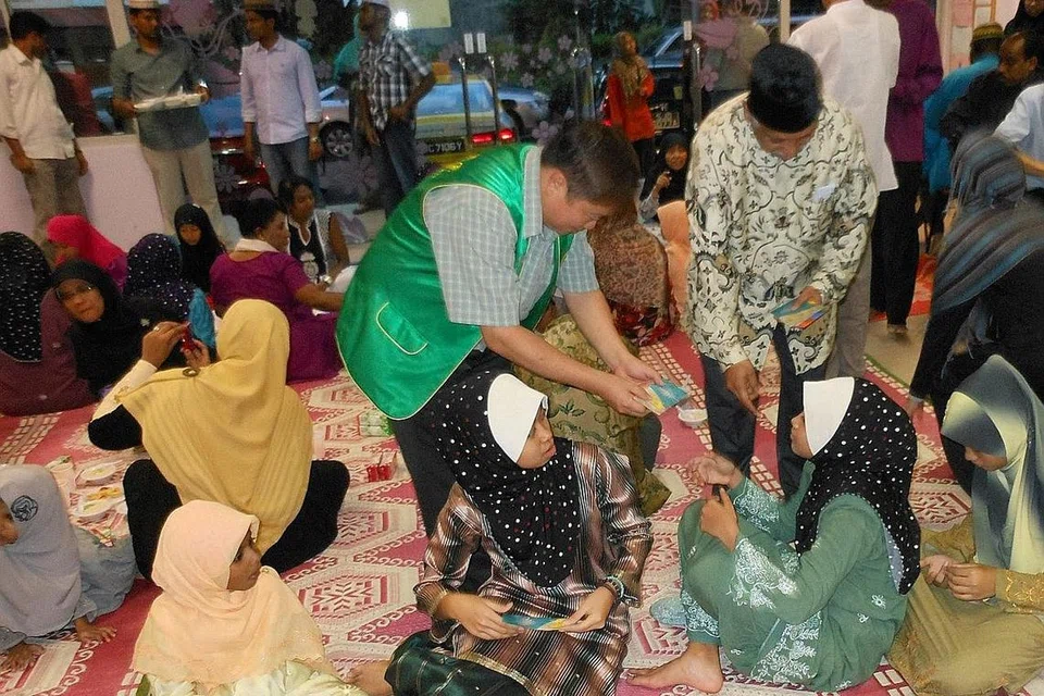 DEKATI MASYARAKAT: Persatuan India Muslim Bersatu (Uima) mengadakan sesi iftar (berbuka puasa) dan mengagihkan hadiah kepada penghuni Rumah Kanak-kanak Darul Ihsan pada 21 Julai 2013. - Foto fail