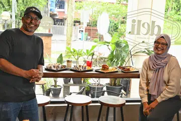 Pemilik Deli by The Meatery, Encik Rafiq Abdullah Vellasamy (kiri) dan Cik Sophina Smith Mohd Irwan. 