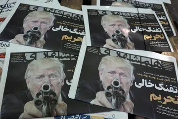 Akhbar harian Iran, Hamshahri, memaparkan gambar Presiden Amerika Syarikat, Encik Donald Trump, dengan tajuk dalam bahasa Parsi yang bermaksud ‘Senjata kosong sekatan’, di sebuah gerai akhbar di Tehran, Iran, pada 22 Ogos 2026. Washington mengumumkan rancangan memperluaskan sekatan terhadap Iran dalam kempen yang disifatkan sebagai ‘D-Day ekonomi’, dengan sasaran termasuk sektor aset digital, teknologi, emas, penerbangan dan perkapalan, ketika konflik Amerika-Iran berlarutan hampir enam bulan.