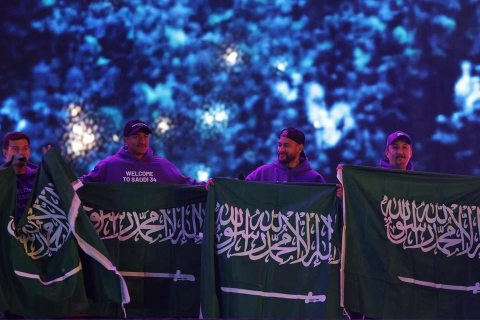 Arab Saudi mengadakan acara sambutan Tuan Rumah Piala Dunia 2034 iaitu ‘Festival Muzik Soundstorm’ di Riyadh, Arab Saudi pada 12 Disember dengan pemain Al Hilal, Neymar (dua dari kanan) dan pemain Al Nassr, Otavio (kiri) mengibarkan bendera negara semasa sambutan tersebut.