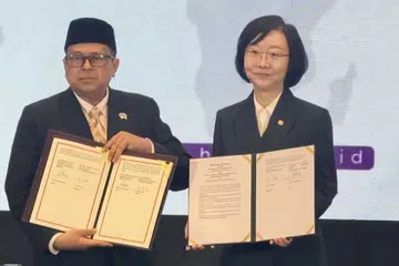 Menteri Keselamatan Makanan dan Ubat-Ubatan Korea Selatan, Cik Oh Yu-kyoung (kanan), dan Ketua Badan Penyelenggara Jaminan Produk Halal (BPJPH) Indonesia, Encik Ahmad Haikal Hasan, menandatangani memorandum persefahaman mengenai kerjasama pensijilan halal pada 18 September. Kerjasama itu dijangka memudahkan produk makanan dan kecantikan Korea memenuhi syarat halal Indonesia menjelang pelaksanaan peraturan baru pada 18 Oktober.