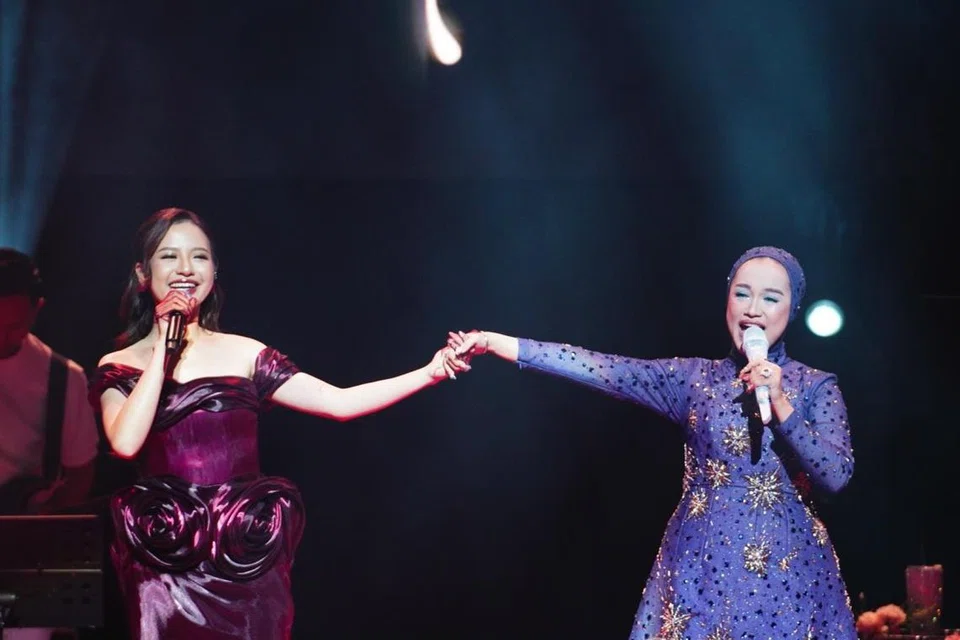 Ernie Zakri (kanan), bersama penyanyi Indonesia, Anggi Marito (kiri), menyanyikan lagu terbaru mereka berjudul, ‘Kisah Penuh Kecewa’, semasa konsert ‘Aura’ pada 31 Mei di Teater Mediacorp.