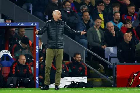 Erik ten Hag sedia bertanggungjawab di atas kekalahan 4-0 Manchester United di tangan Crystal Palace, tetapi berkata dia adalah pengurus yang tepat untuk mengubah nasib kelab.
