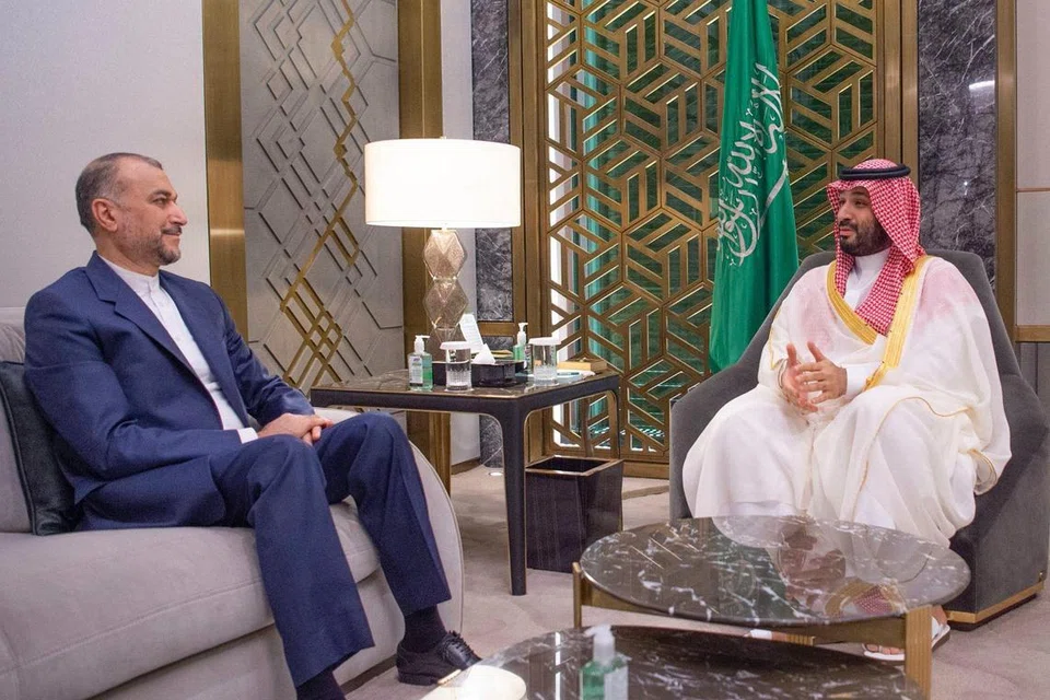 HUBUNGAN SEMAKIN BAIK: Putera Mahkota Arab Saudi,  Muhammad Bin Salman (kanan) menerima kunjungan Menteri Luar Iran, Encik Hossein Amir Abdoulahian di Jeddah pada Jumaat lalu. 