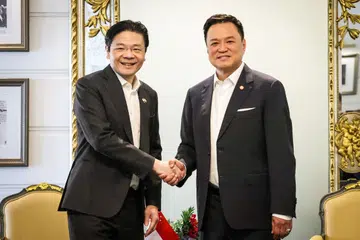 Perdana Menteri, Encik Lawrence Wong (kiri), dan rakan sejawatnya dari Thailand, Encik Anutin Charnvirakul, bertemu di Rahat Pemimpin Singapura-Thailand yang diadakan di Bangkok pada 2 September.