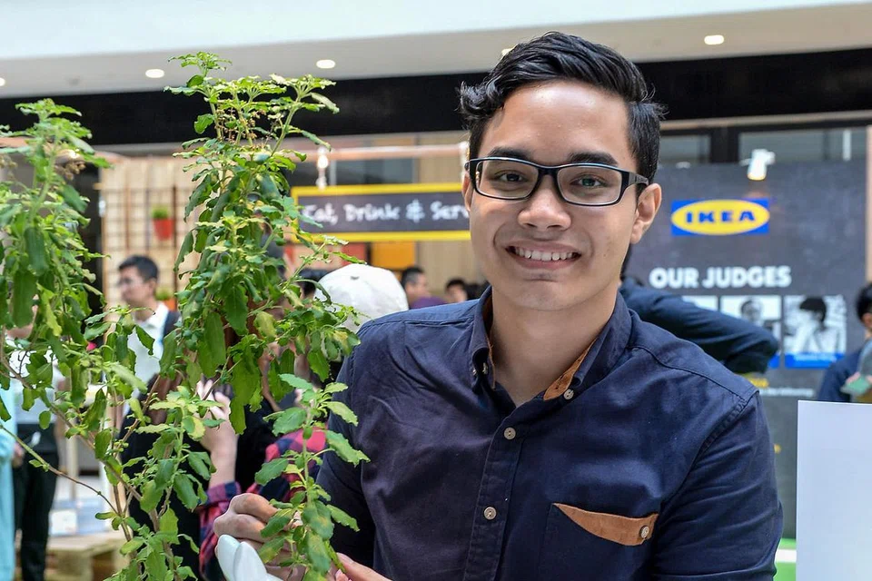 TIDAK PERLU SIRAM: Wantz Ezqandar bersama rekaan yang boleh menyiram air, yang diilhamkan daripada ibu bapanya - Foto IKEA SINGAPORE 