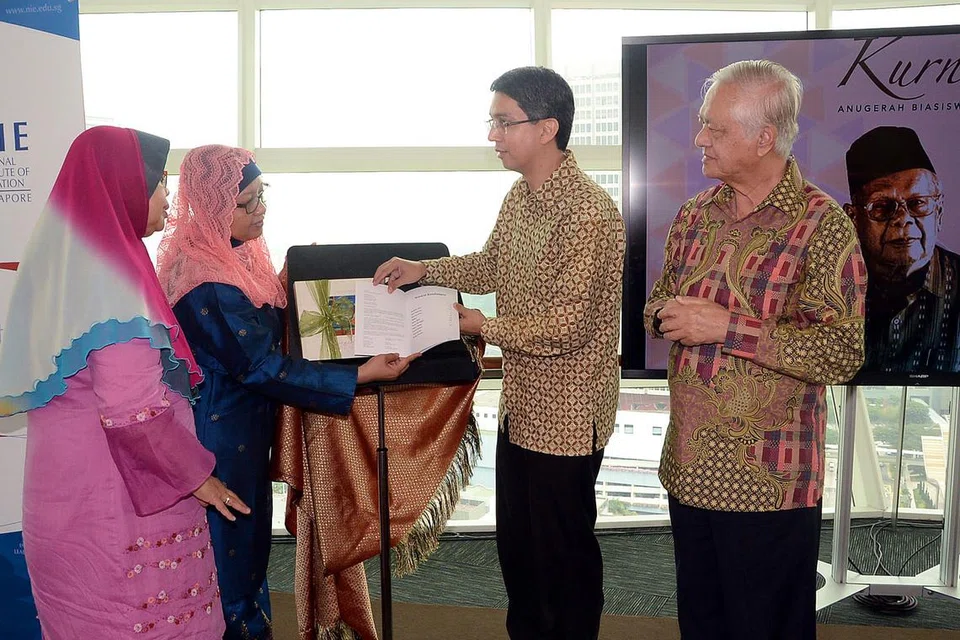 KENANGAN TERHADAP PENDITA: Dr Muhammad Faishal Ibrahim (dua dari kanan) dan Pengerusi Dana MAS, Haji Wan Hussin (kanan) meninjau dua buku peringatan Allahyarham Dr Muhammad Ariff Ahmad, 'Kurnia Alam' dan 'Pantun MAS' yang dihasilkan Dr Hadijah Rahmat (kiri). Bersama mereka ialah anak Allahyarham Cik Shahrulbariah. - Foto JOHARI RAHMAT