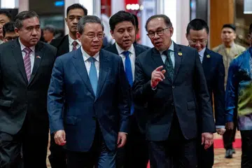 Perdana Menteri Malaysia, Datuk Seri Anwar Ibrahim (kanan), dan Perdana Menteri China, Encik Li Qiang (dua dari kiri), bersetuju bahawa kededua negara adalah sahabat baik dan rakan kerjasama sejati. Encik Li dalam lawatan rasmi sulungnya ke Malaysia sejak memegang jawatan itu pada Mac 2023 dan kunjungan beliau memperingati Jubli Emas hubungan diplomatik dua hala Malaysia-China sejak 50 tahun lalu.