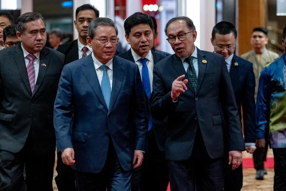 Perdana Menteri Malaysia, Datuk Seri Anwar Ibrahim (kanan), dan Perdana Menteri China, Encik Li Qiang (dua dari kiri), bersetuju bahawa kededua negara adalah sahabat baik dan rakan kerjasama sejati. Encik Li dalam lawatan rasmi sulungnya ke Malaysia sejak memegang jawatan itu pada Mac 2023 dan kunjungan beliau memperingati Jubli Emas hubungan diplomatik dua hala Malaysia-China sejak 50 tahun lalu.