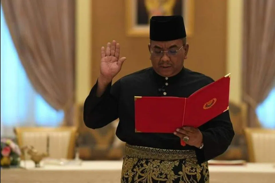 DATUK SERI MUHAMMAD SANUSI: Angkat sumpah memegang jawatan sebagai Menteri Besar di hadapan Sultan Kedah, Sultan Sallehuddin Sultan Badlishah, di Balai Mengadap Besar, Istana Anak Bukit.