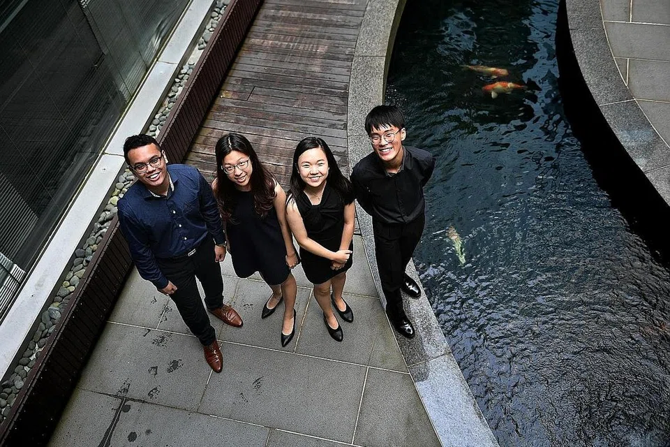 MINAT KERJAYA DALAM BIDANG KEWARTAWANAN: Penerima Biasiswa SPH termasuk (dari kiri) Encik Aqil Hamzah, Cik Crystal Heng, Cik Zhang Qianxue dan Encik Chua Wei Qian. - Foto BH oleh ARIFFIN JAMAR