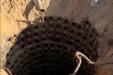 TEROWONG TERDEDAH: Imej diambil daripada video yang disiarkan oleh Angkatan Pertahanan Israel pada Selasa menunjukkan apa yang mereka sifatkan sebagai pintu masuk terowong Hamas di sebuah taman hiburan di Gaza. 