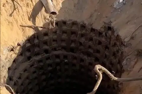 TEROWONG TERDEDAH: Imej diambil daripada video yang disiarkan oleh Angkatan Pertahanan Israel pada Selasa menunjukkan apa yang mereka sifatkan sebagai pintu masuk terowong Hamas di sebuah taman hiburan di Gaza. 