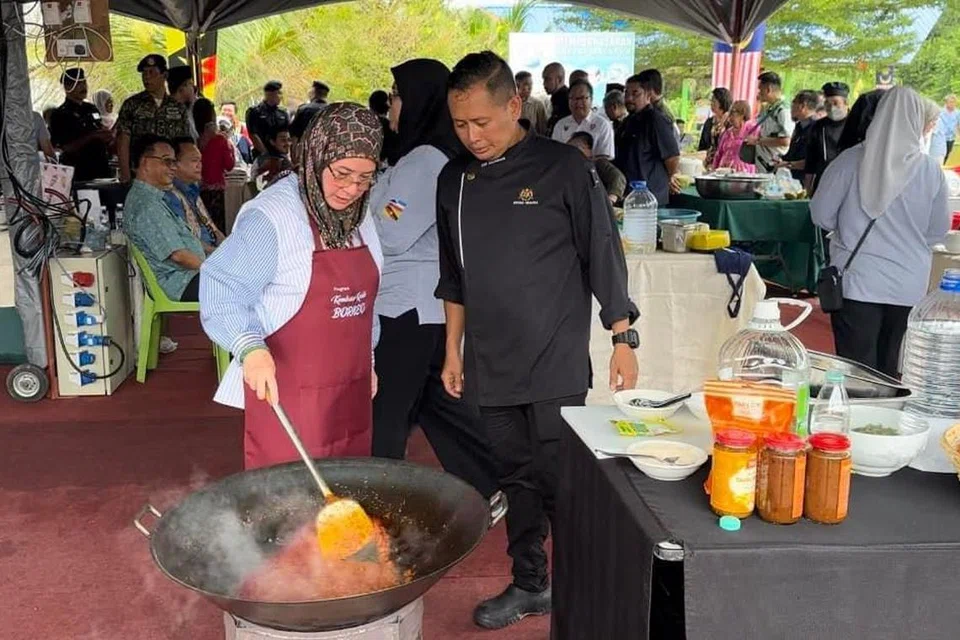 GEMAR MEMASAK: Selain dikenali sebagai raja berjiwa rakyat, Raja Permaisuri Agong Malaysia, Tunku Azizah Aminah Maimunah Iskandariah, juga sinonim dengan kehebatannya memasak, termasuk untuk mangsa banjir di pusat pemindahan sementara.