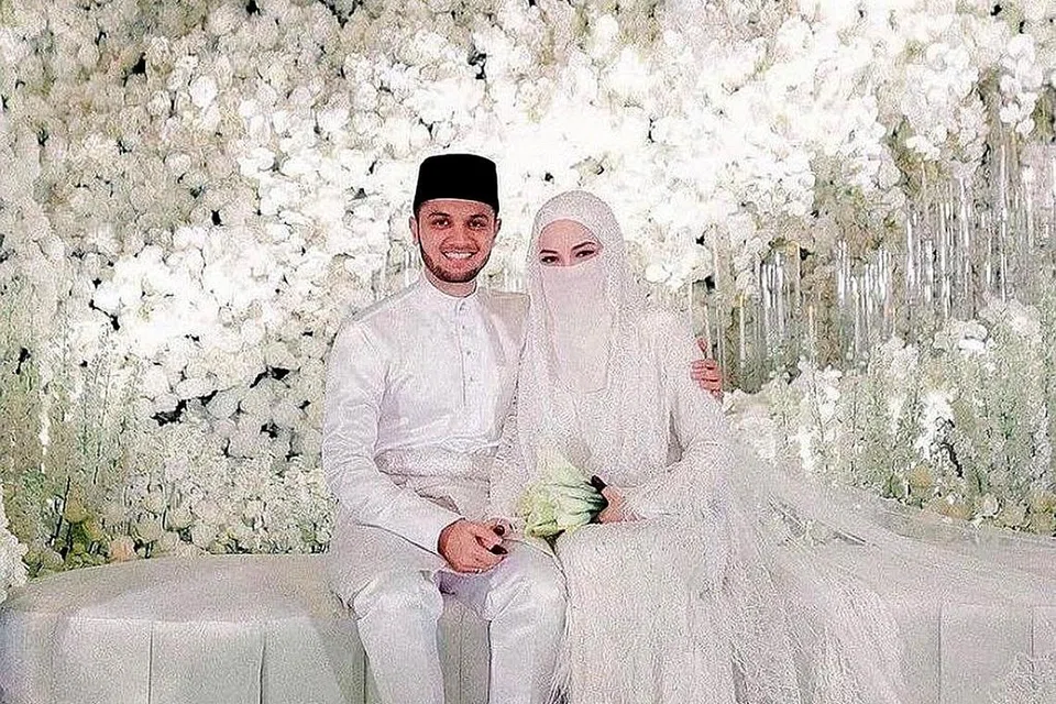 ADIK NIKAHKAN: Neelofa dan PU Riz dinikahkan oleh adik Neelofa, Mohd Aqief Mohd Noor, di sebuah hotel terkemuka di Kuala Lumpur pagi semalam. Majlis itu dihadiri 200 tetamu terdiri daripada ahli keluarga dan rakan terdekat kedua-dua pihak. - Foto Wedlocx.co